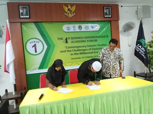 Penandatanganan MoU Antara Kaprodi Hukum Keluarga Fakultas Syariah IAIN Samarinda Dan Kaprodi Hukum Keluarga STAI Rakha Amuntai Di Saksikan Oleh Dekan Fakultas Syariah Dr. Bambang Iswanto M. H. Dalam Rangka Kerjasama Di Bidang Tridharma Perguruan Tinggi